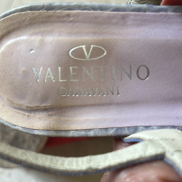 100% authentic Valentino flat sandals. Made in Italy. 100% leather💖with box💖 - Picture 5 of 6